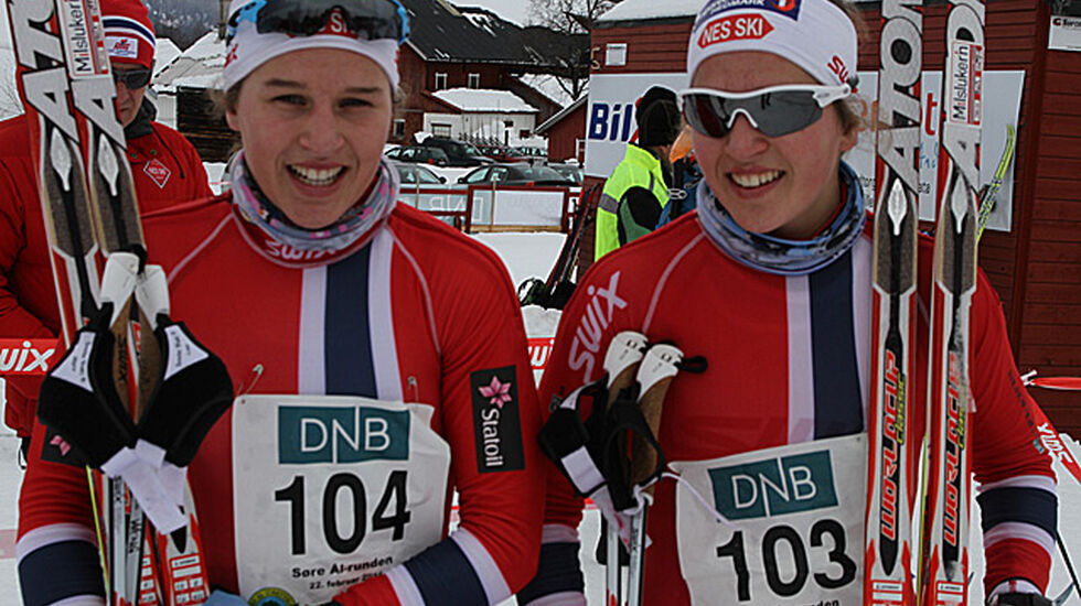 Tiril og Lotta Udnes Weng etter dobbeltseier i Søre Ål-runden 2014 (foto: Finn Olsen).
