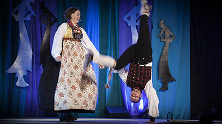 Tone Voldhaug og Stian Roland frå A-klassa i dans hardingfele under Landskappleiken på Røros 2013. Foto: Runhild Heggem