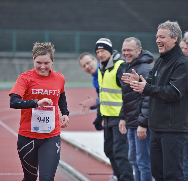 Cecilie Landro under Bergen Ultra 2014 der hun blir heiet på av entusiastiske tilskuere (foto: Jørgen Pettersen).