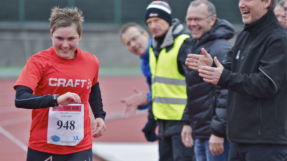 Cecilie Landro under Bergen Ultra 2014 der hun blir heiet på av entusiastiske tilskuere (foto: Jørgen Pettersen).