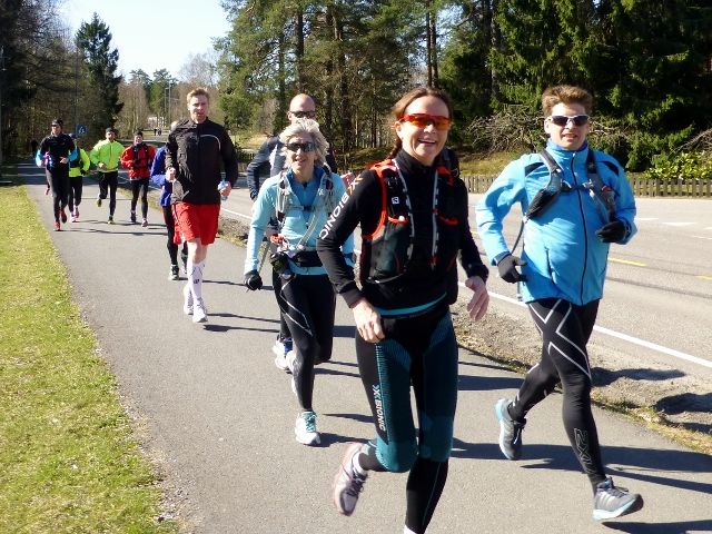 Monica Strand var en av mange smilende løpere i PåskeHareMaraton 2014, i strålende påskevær (foto: Olav Engen)