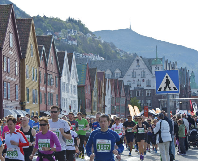 Bryggen: Løypa i Bergen City Marathon gir deg en fantastisk sightseeing i Bergen med Bryggen som areana for start og mål. (Foto: Jørgen Pettersen)