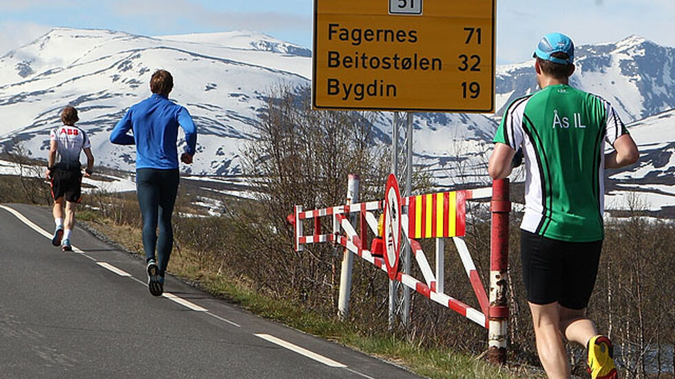 Sjodalsvatnet er passert og fjellet ligger foran. (Foto: Kjell Vigestad)