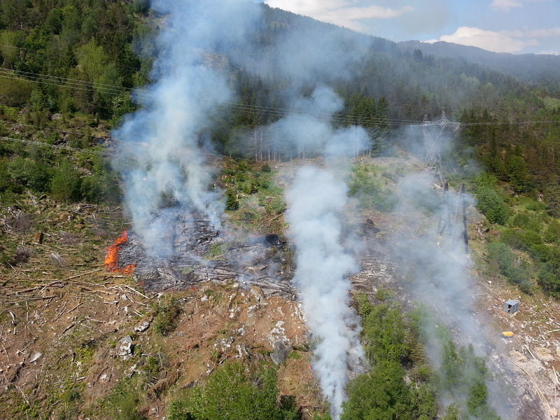 Overflyging med helikopter skogbrannen på Leikanger 2 juni