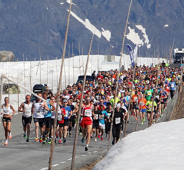 På toppen av Valdresflya: Start for halvmaraton mellom høye brøytekanter nesten 1400 m.o.h. (Foto: Kjell Vigestad)