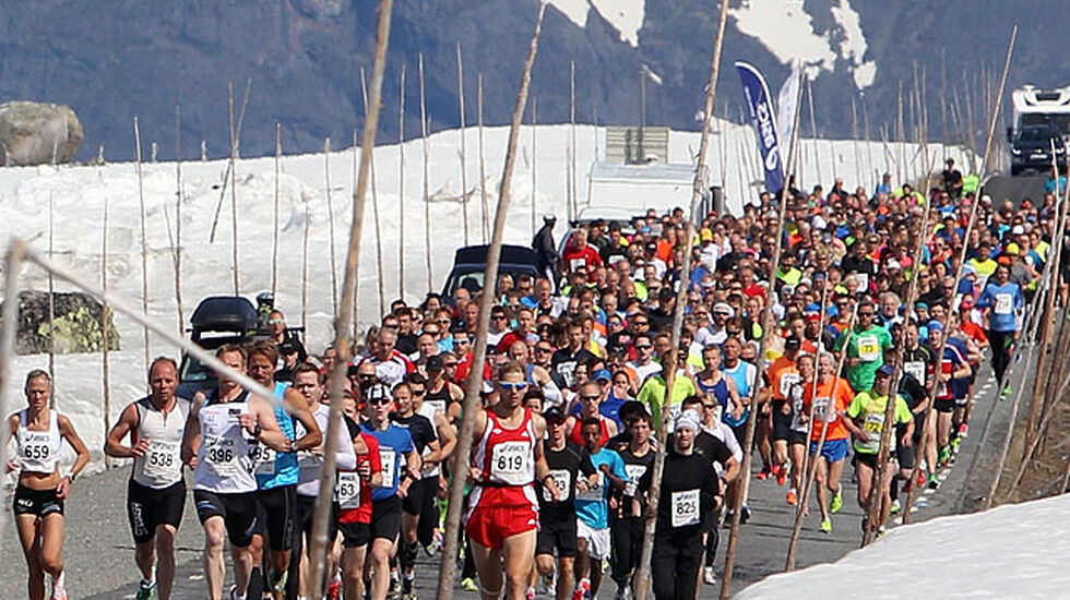  Fra halvmaratonstarten på Valdresflya med 550 løpere i startfeltet. Foto: Kjell Vigestad)