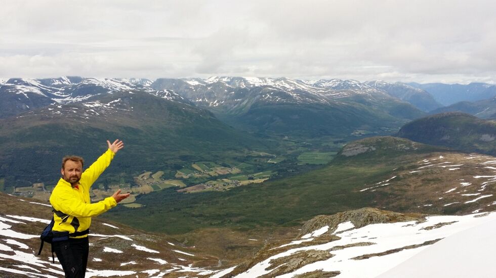 Mediesjef Svein Otto Espe i Hornindal Rundt står på toppen av Gulekoppen. Løypa går fra fjelltopp til fjelltopp på begge sider av Horndøla.