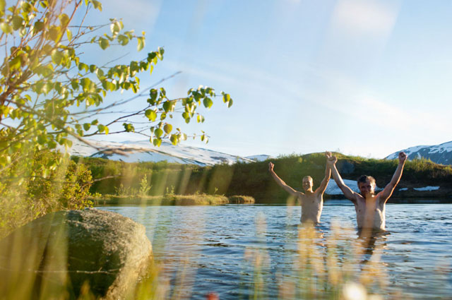 03_Lomsdal-Visten, bading i fjellvann på vei ned.jpg