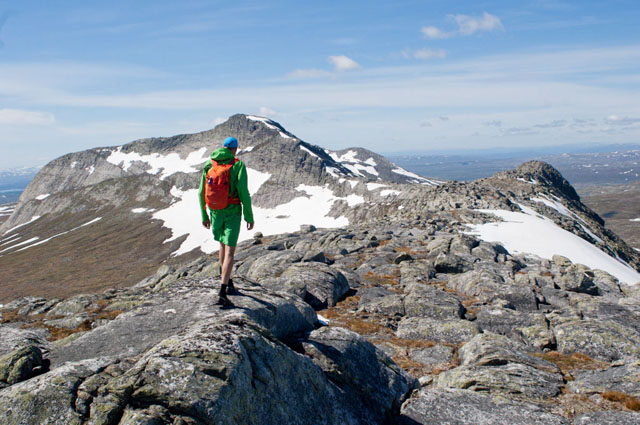 08_Blåfjella-Skjækerfjella, Gjermund på ryggen til Midtiklumpen.jpg