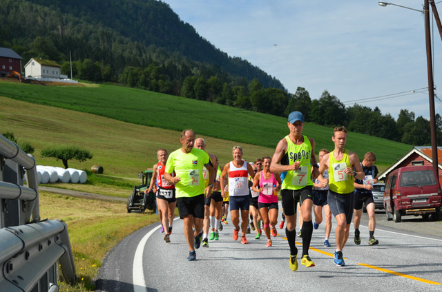 Starten på maraton i Hornindalsvatnet Maraton 2014 i den nye løypen. Foto: Bastian van der Werve