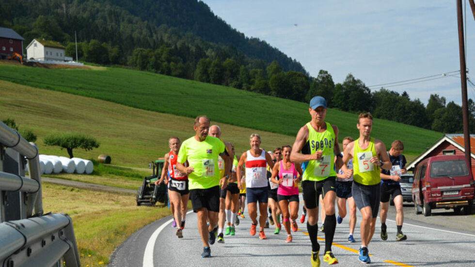 Starten på maraton i Hornindalsvatnet Maraton 2014 i den nye løypen. Foto: Bastian van der Werve
