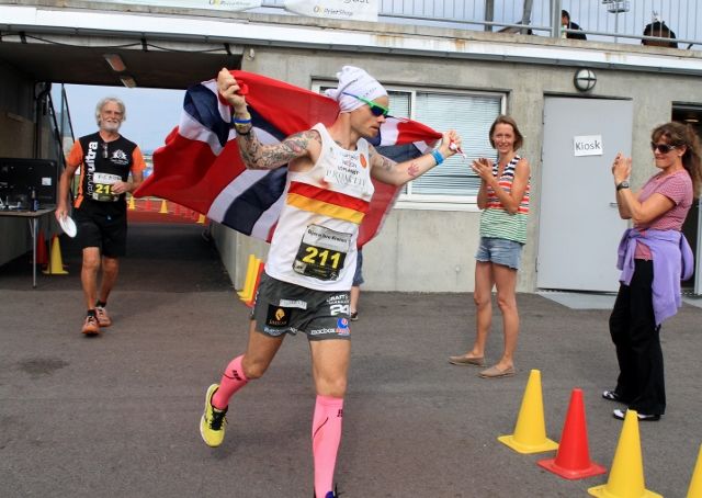 Bjørn Tore Kronen Taranger er NM-kongen i ultraløp med 6 titler, fire på 24-timers og to på 100 kilometer. Bildet er fra NM 24-timers på Jesssheim i 2014 (foto: Olav Engen).