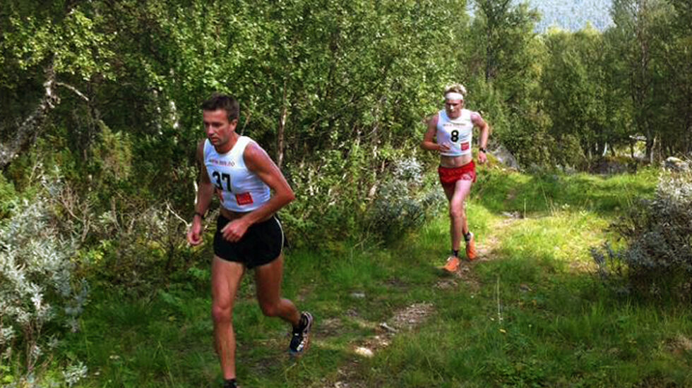 Tore Stengrundet i tet etter 2 km med Jon Aukrust Osmoen rett bak. Etter 15 km i fjellterrenget i Narjordet snek tryslingen såvidt under timen og var 2.24 foran den sterke o-løperen fra Os om representerer FIK Ren-Eng i løpsammenheng. (Foto: Bente Sund Langøigjelten)