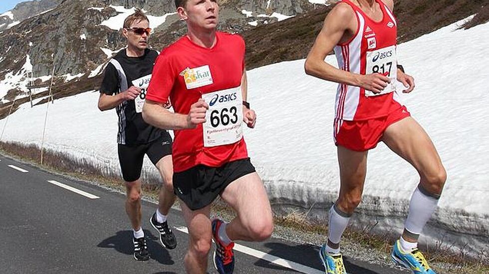 Rune Kvikstad (663) i fint driv ned fra Valdresflya under årets Fjellmaraton. (Foto: Kjell Vigestad)