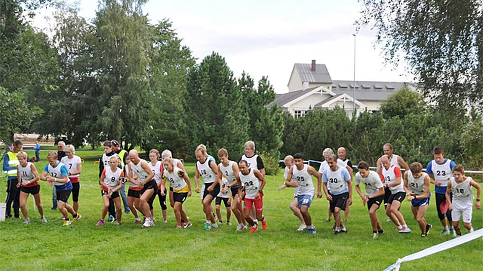 Starten går - på gras. Løpet gikk på turveg, fram og tilbake i en flat trasé langs elvebredden. (Foto: Maria Ekman Stensland)