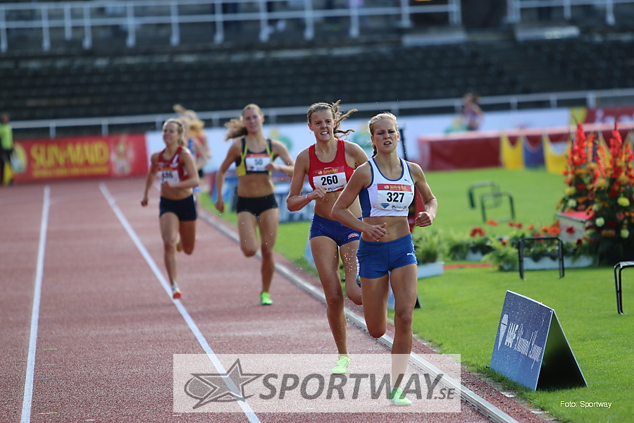 Bilde 7 Målfrid Pettersen Lunde fra Fana (i rødt bakerst) spurter inn til 3. plass på 800m for J17.jpg