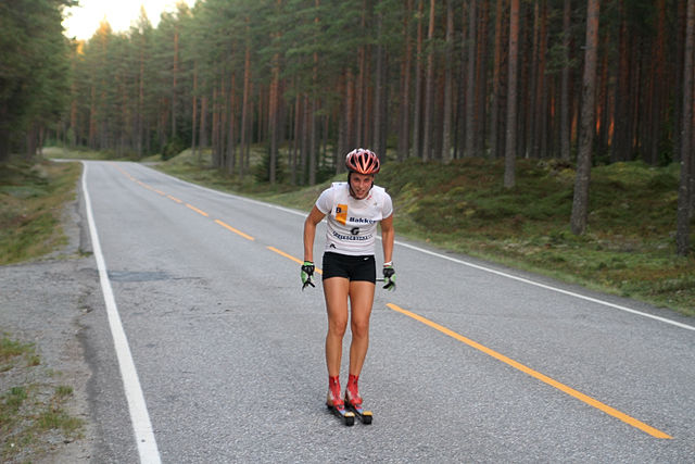 Ingrid Vikman staker mot mål i fjorårets langdistanserenn. I år blir det maraton med start ved Bronken på kommunegrensen til Våler.