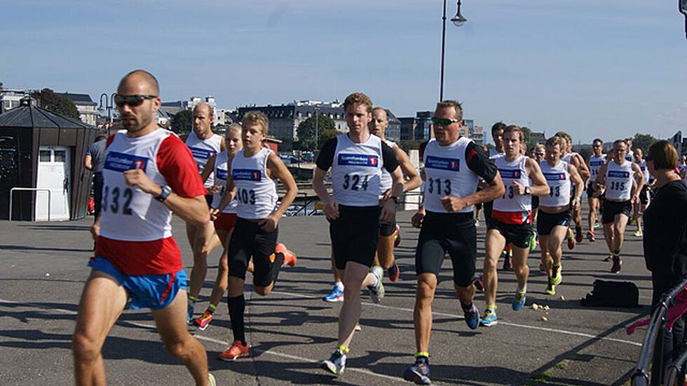 John Henry Strupstad i tet allerede ut fra Skibladnerbrygga i 2014-utgaven av Hamarløpet med vinneren fra 2013, Patrick Åserud (313), rett bak. (Foto: Bente Sund Langøigjelten)