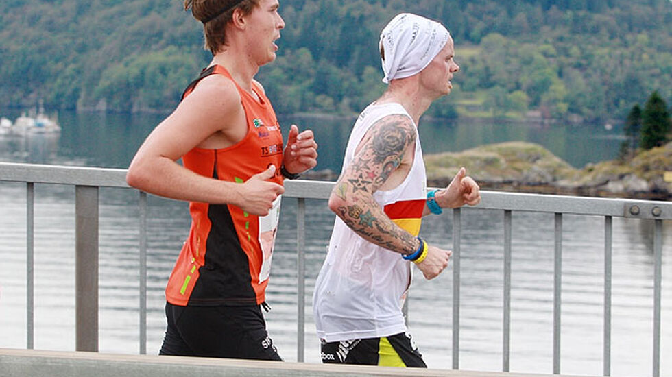 Halvmaratondistansen går over tre store broer i et flott fjordlandskap.