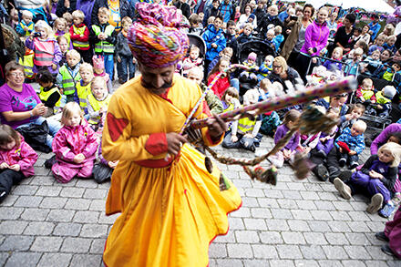 Frå Torgscena på Førdefestivalen. Dansaren er frå gruppa Bhanwari Devi frå India.