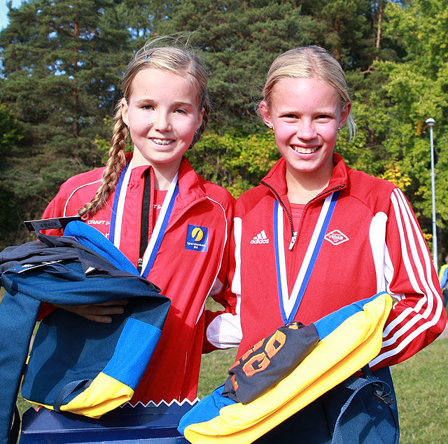 Norsk dobbeltseier: Til venstre Emma Kirkeberg Mørk, som vant 12-årsklassen, og til høyre Pernille Antonsen, som ble nr. 2. (Foto: Kjell Vigestad)