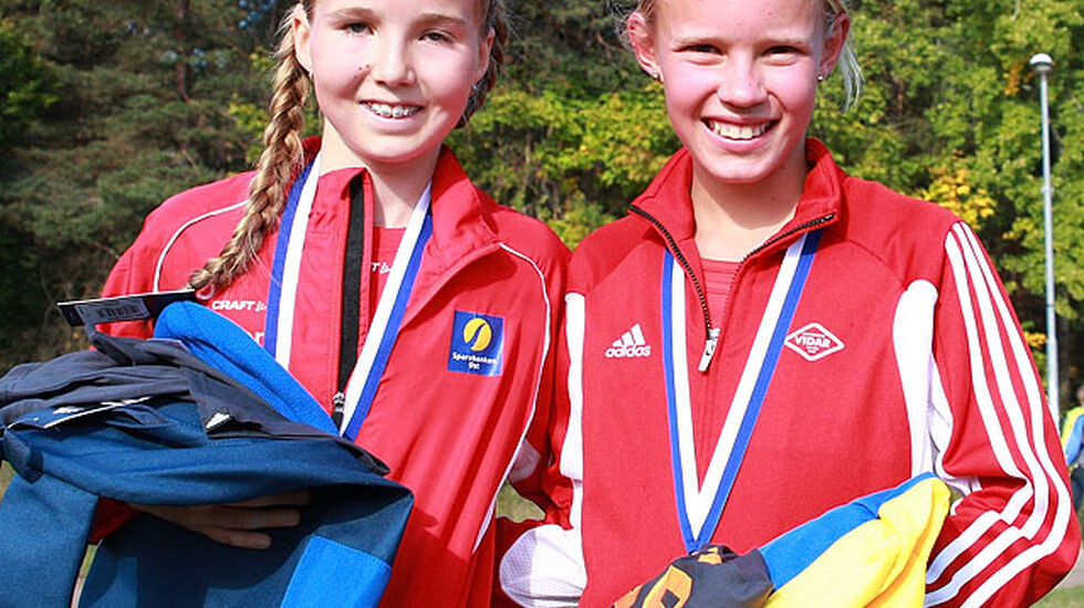 Norsk dobbeltseier: Til venstre Emma Kirkeberg Mørk, som vant 12-årsklassen, og til høyre Pernille Antonsen, som ble nr. 2. (Foto: Kjell Vigestad)