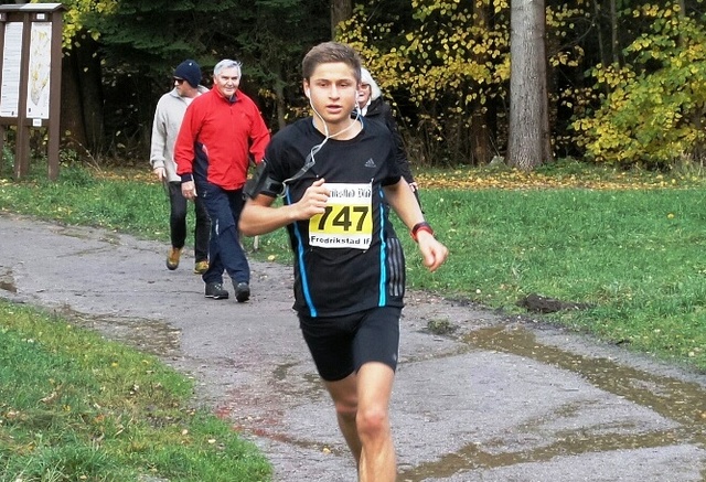 Andreas Grøgaard på vei mot seier i Fredrikstad Maraton 2014. Siden har det blitt flere seire og raskere og raskere tider på Grøgaard. (Foto: Rolf B. Gundersen)