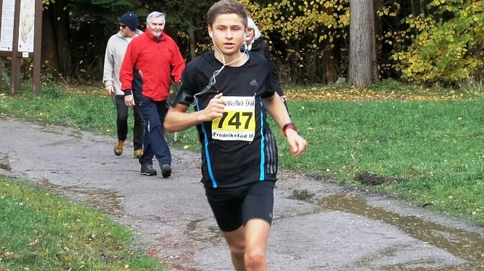Andreas Grøgaard på vei mot seier i Fredrikstad Maraton 2014. Siden har det blitt flere seire og raskere og raskere tider på Grøgaard. (Foto: Rolf B. Gundersen)