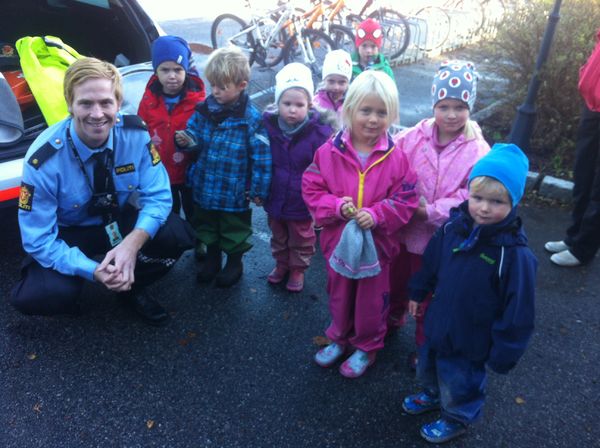 Politibetjent Kristoffer Skavås med barnehagebarn Politibetjent Kristoffer Skavås med barnehagebarn