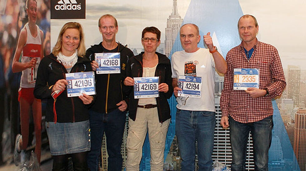  Fem fra Hytteplan Sport har hentet startnummeret og er klar for søndagens maraton. I hvit T-skjorte ser vi Hytteplan-sjefen Jon Anders Kvisgaard, som løper New York Marathon for tredje gang. Last ned appen til New York Marathon, fyll  inn startnummeret og følg løperne underveis.