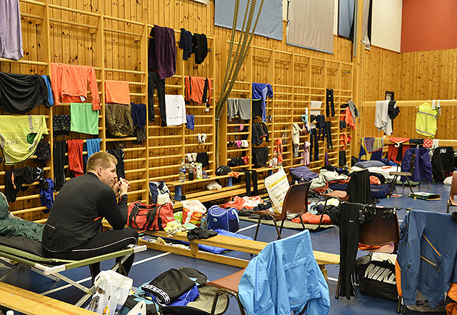 Bildet er fra Halden Utraintervall 2014, og viser hvordan det ser ut i gymsalen mellom etappene. På Røyse ultra får løperne en hel idrettshall å boltre seg i (foto: Bjørn Johannessen).