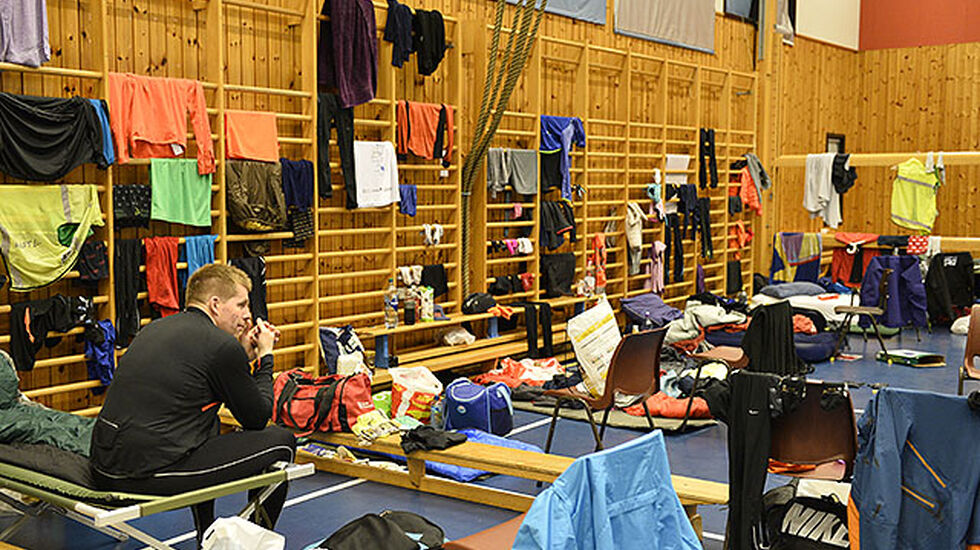 Bildet er fra Halden Utraintervall 2014, og viser hvordan det ser ut i gymsalen mellom etappene. På Røyse ultra får løperne en hel idrettshall å boltre seg i (foto: Bjørn Johannessen).
