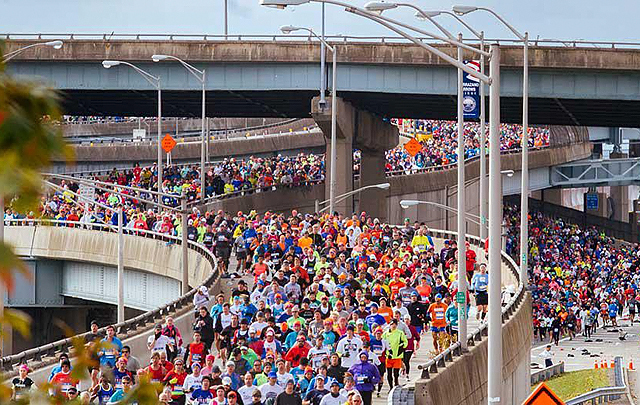 Toppbildet: 50 869 løpere som kommer i seks bølger fyller Veranzo-broen, som går mellom Staten Island og Broolkyn. Alle avkjørsler er i bruk, så det ser litt kaotisk ut. (Foto: NYRR) Toppbildet: 50 869 løpere som kommer i seks bølger fyller Veranzo-broen, som går mellom Staten Island og Broolkyn. Alle avkjørsler er i bruk, så det ser litt kaotisk ut. (Foto: NYRR)