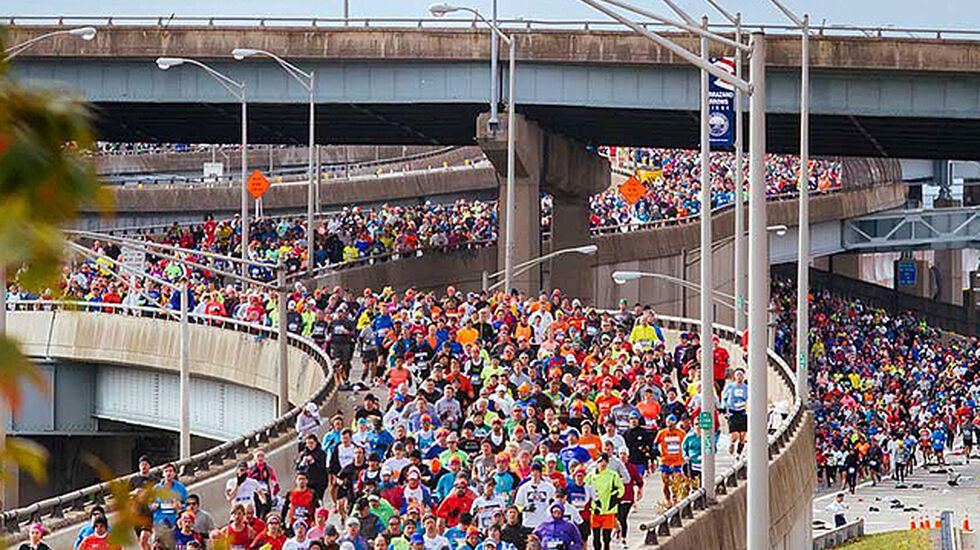 Toppbildet: 50 869 løpere som kommer i seks bølger fyller Veranzo-broen, som går mellom Staten Island og Broolkyn. Alle avkjørsler er i bruk, så det ser litt kaotisk ut. (Foto: NYRR)