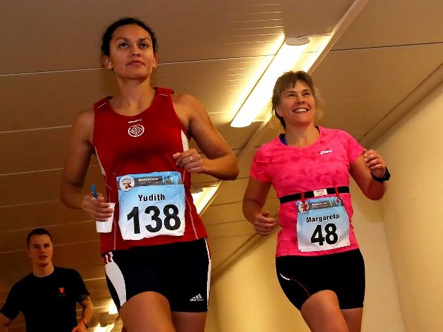 Det er fantastisk å løpe i sommerantrekk i time etter time på Bislett i slutten av november, her representert ved Yudith og Margareta. (Foto: Bjørn Hytjanstorp)
