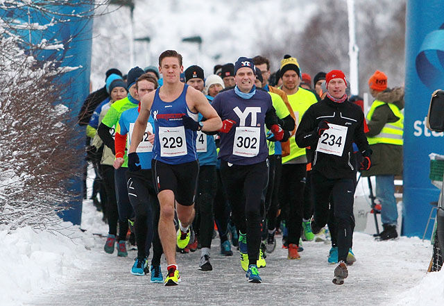 Bekledningen var forskjellig på løperne i Nyttårsmaraton. Foran fra venstre, Sebastian Håkansson (229), Johannes Blekeli (302) og Jan Ketil Vinnes (234) (Foto: Kjell Vigestad)