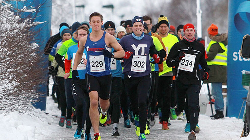 Bekledningen var forskjellig på løperne i Nyttårsmaraton. Foran fra venstre, Sebastian Håkansson (229), Johannes Blekeli (302) og Jan Ketil Vinnes (234) (Foto: Kjell Vigestad)