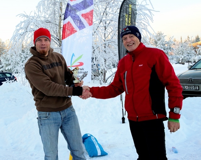 Fjorårsvinner Paul Raistrick gratuleres med seier og ønskes godt nytt år av arrangøren.