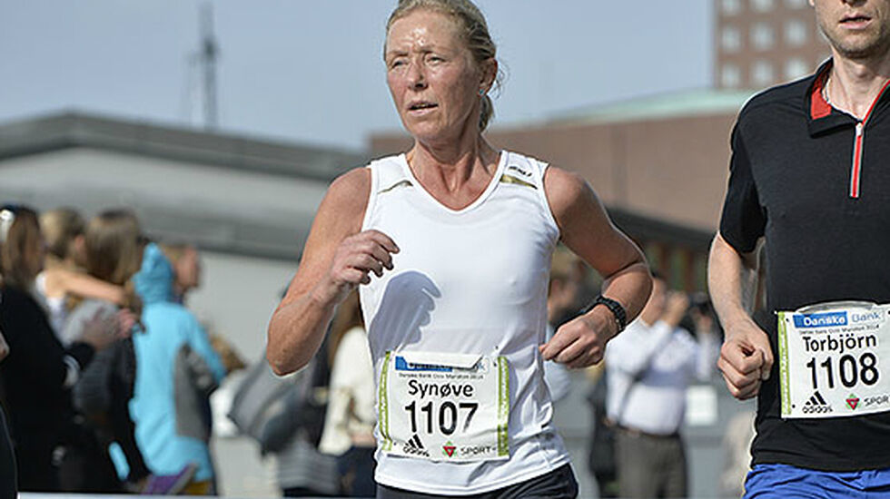 Synøve Brox hadde i fjor den neste beste tiden på halvmaraton etter Veterantabellene med 1.25.14 fra halvmaraton i Oslo (bildet). I år topper hun denne rangeringen med 1.23.44 fra Santa Pola halvmaraton. Foto av Synøve tatt i Oslo Maraton: Bjørn Johannessen.