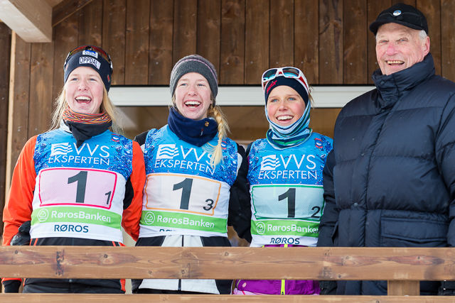 Søstrene Astrid, Silje og Kari Øyre Slind sammen med kong Harald etter stafettseieren for Oppdal under NM på ski på Røros 1. februar i år. (Foto: Erling Pande Braathen)