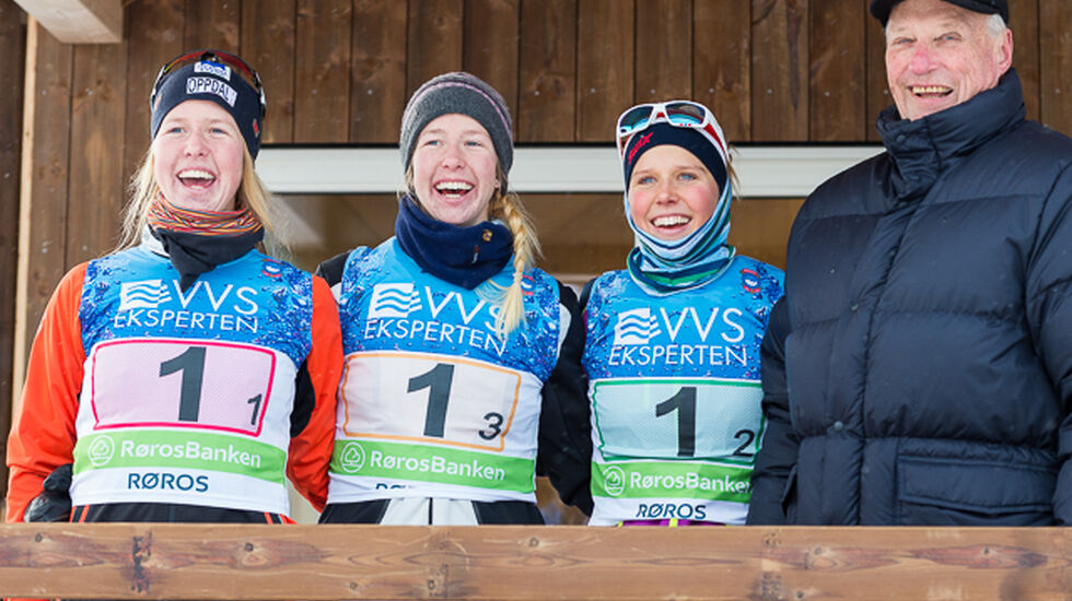 Søstrene Astrid, Silje og Kari Øyre Slind sammen med kong Harald etter stafettseieren for Oppdal under NM på ski på Røros 1. februar i år. (Foto: Erling Pande Braathen)