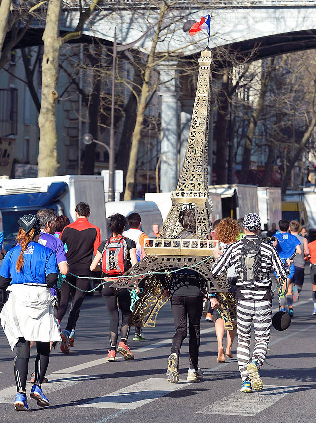 1_Paris_Halvmaraton_2015_Eiffeltårnetbaktropp.jpg