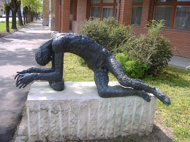 Statue_of_the_Tired_Man_640