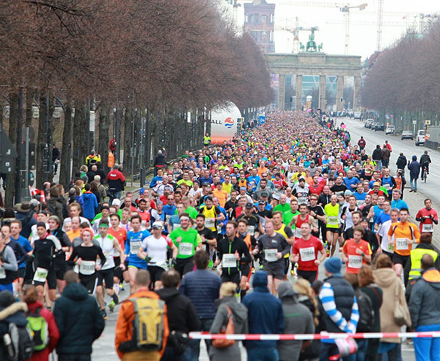 Deltakerrekord: 24 696 fullførte halvmaraton i Berlin. Her fyller løperne strekningen på 1,5 km mellom Siegessäule og Brandenburger Tor. (Foto: Kjell Vigestad)