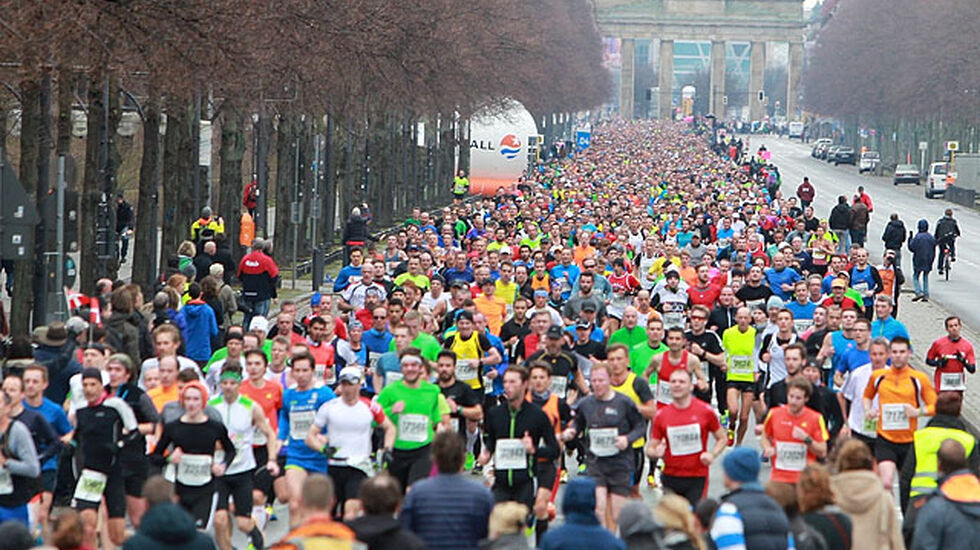 Deltakerrekord: 24 696 fullførte halvmaraton i Berlin. Her fyller løperne strekningen på 1,5 km mellom Siegessäule og Brandenburger Tor. (Foto: Kjell Vigestad)