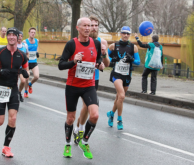 Alf B. Dahl (6776) fra Tromsø løp i fjor Berlin halvmaraton på 1.21.39, en tid som ga 2. plass i klasse M60-64 år. Løpet var samtidig det beste blant menn på veteransiden i fjor ut fra veterantabellene (Arkivfoto/Kjell Vigestad).