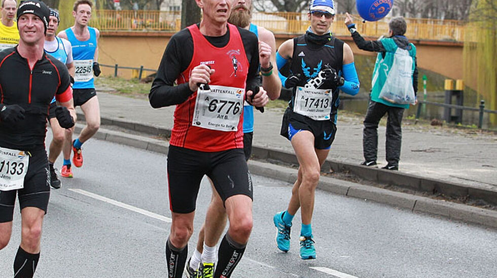 Alf B. Dahl (6776) fra Tromsø løp i fjor Berlin halvmaraton på 1.21.39, en tid som ga 2. plass i klasse M60-64 år. Løpet var samtidig det beste blant menn på veteransiden i fjor ut fra veterantabellene (Arkivfoto/Kjell Vigestad).