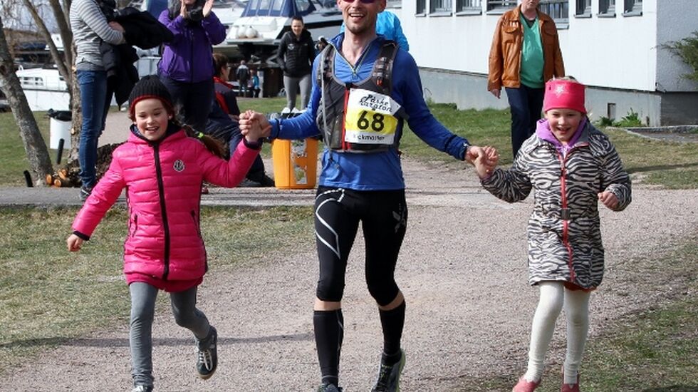 Påskemaratonm i Drammen markerer slutten av påsken, og når det arrangeres for 12. gang 2. påskedag innledes løpssesongen for alvor. På bildet går Even Nedberg i mål sammen med sine døtre i Påskemaraton 2015. Foto: Anita Øy
