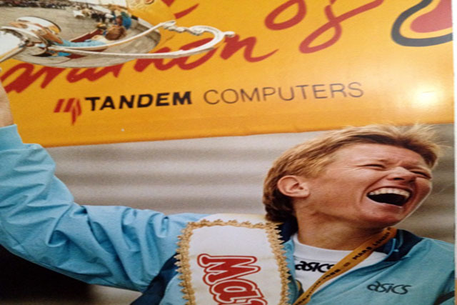 Ingrid Kristiansen jubler over 2.21.06 i London Marathon i 1985. Verdensrekorden ble stående i 13 år. I 1998 løp Tegla Lorupe på 2:20:47 i Rotterdam.