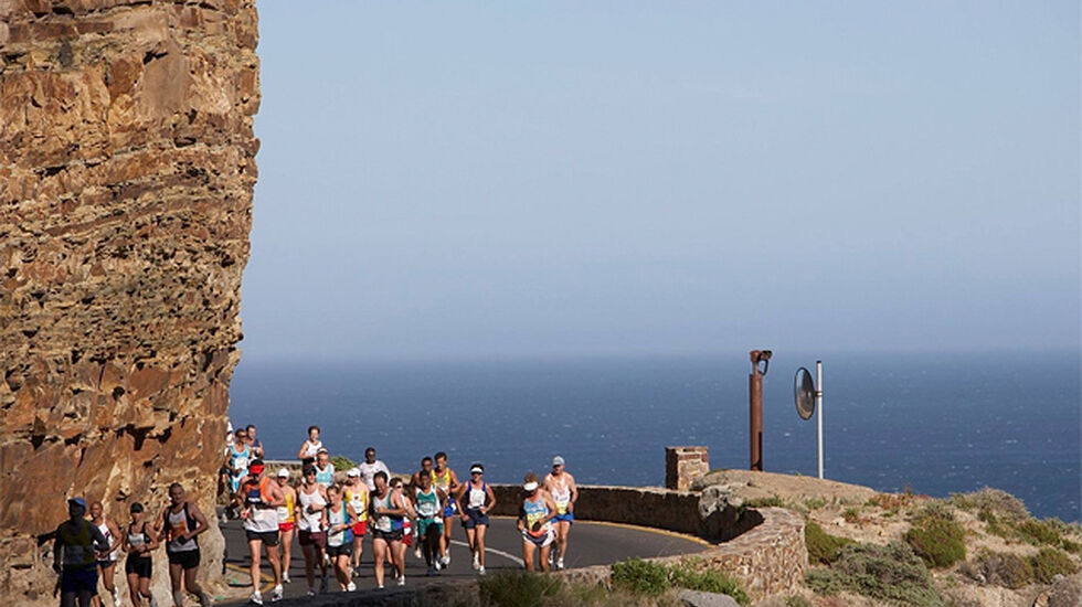 Den 56 km lange ultraløypa i Two Oceans har både bakker og nydelig havutsikt. Bildet er fra et år med mer sol og blå himmel enn hva tilfellet var under årets løp. (Foto: arrangøren)